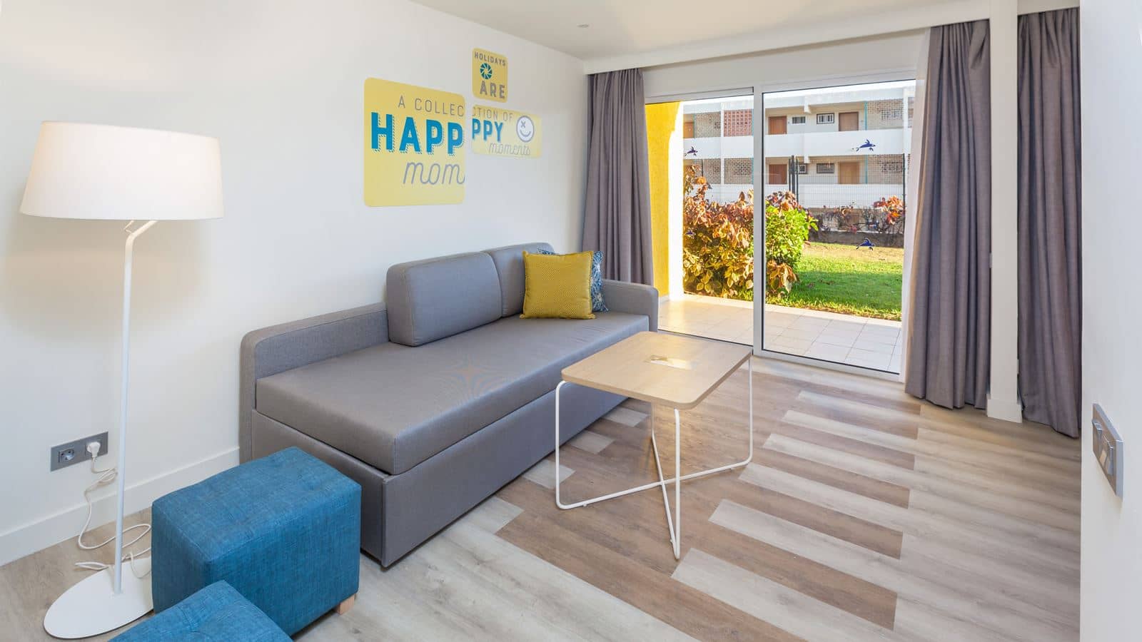 rooms-dfa-family-room-balcony