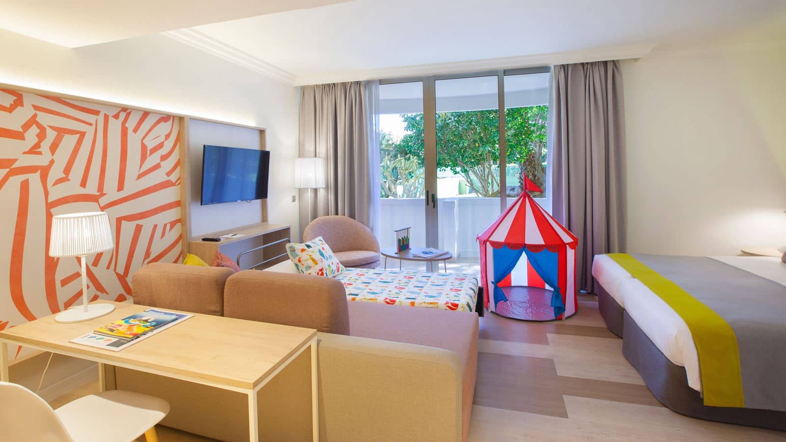rooms-dfa-family-room-balcony