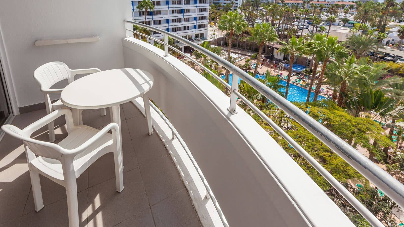rooms-dstv-double-standard-garden-or-pool-view-balcony