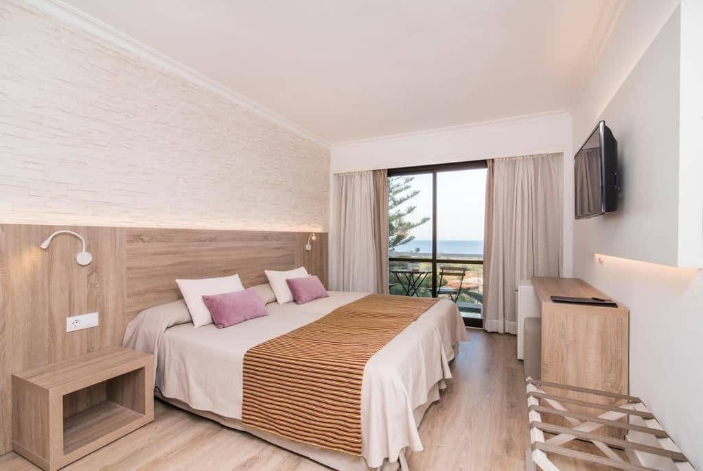 rooms-double-singleuse-standard-room-balcony