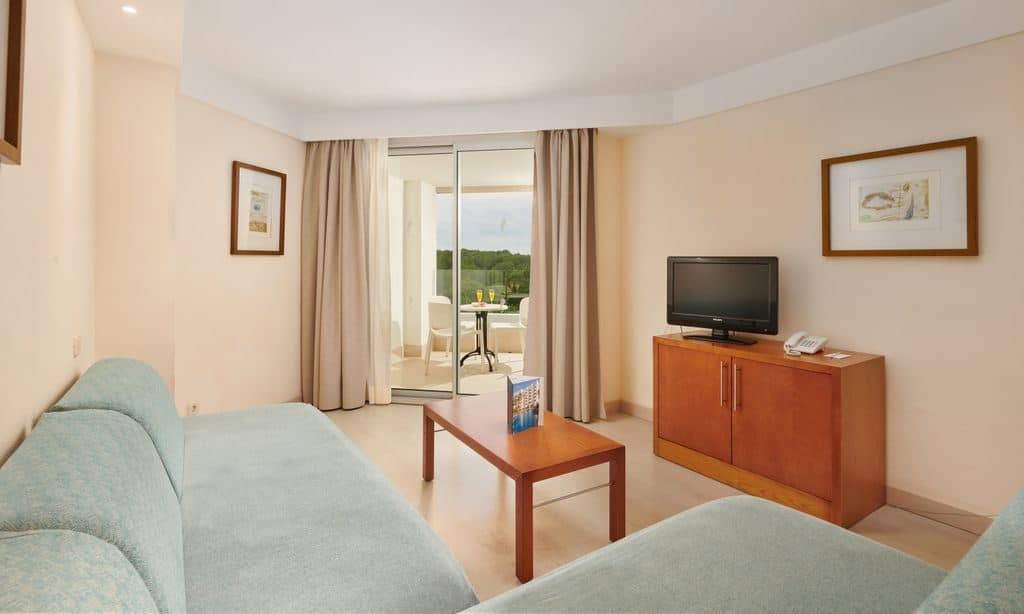 rooms-apartment-one-bedroom-balcony-or-terrace