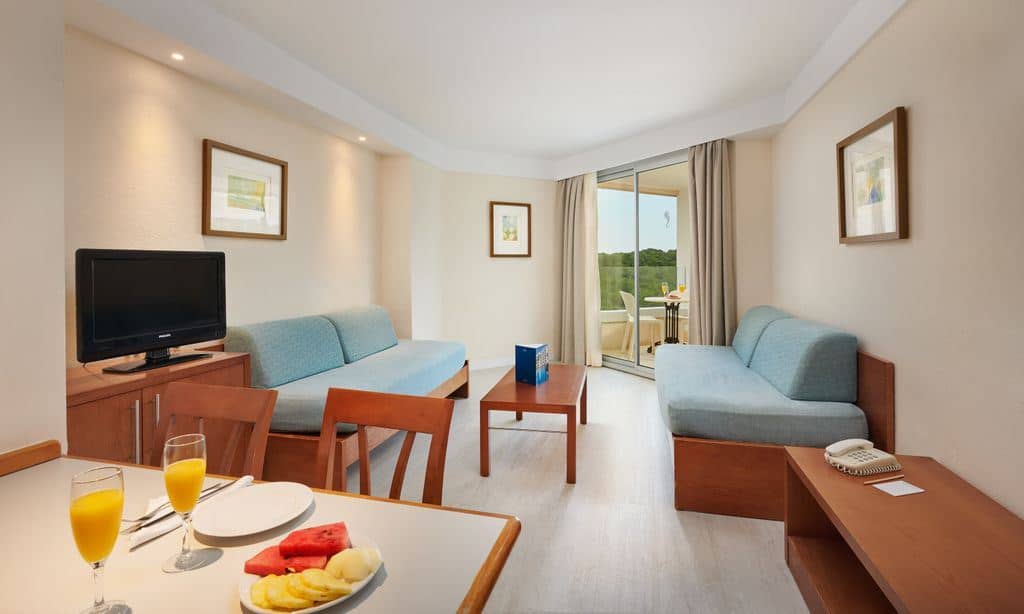 rooms-apartment-one-bedroom-balcony-or-terrace