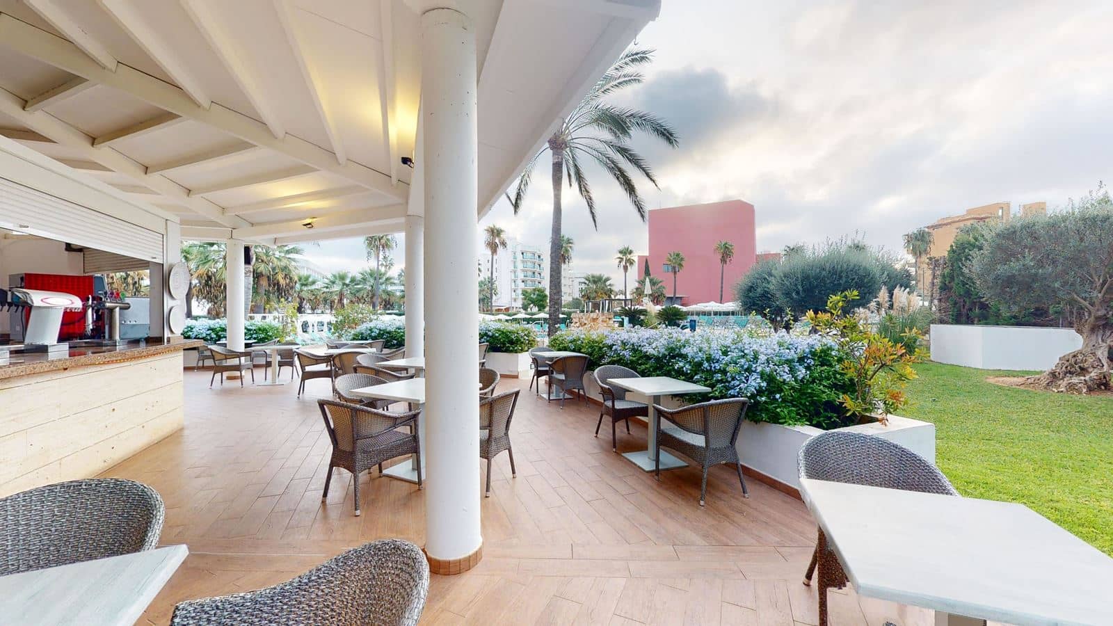 restaurants-pool-bar