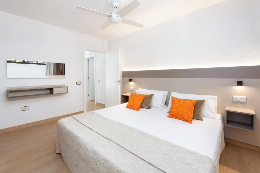 rooms-apartment-standard-one-bedroom-12-pax-balcony-or-terrace