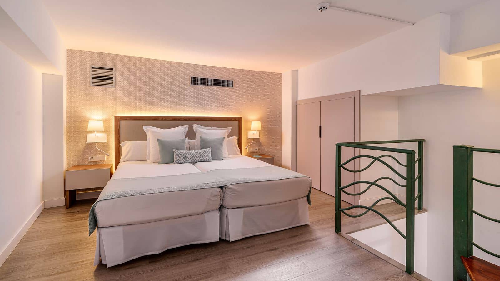 rooms-basic-room-pool-view