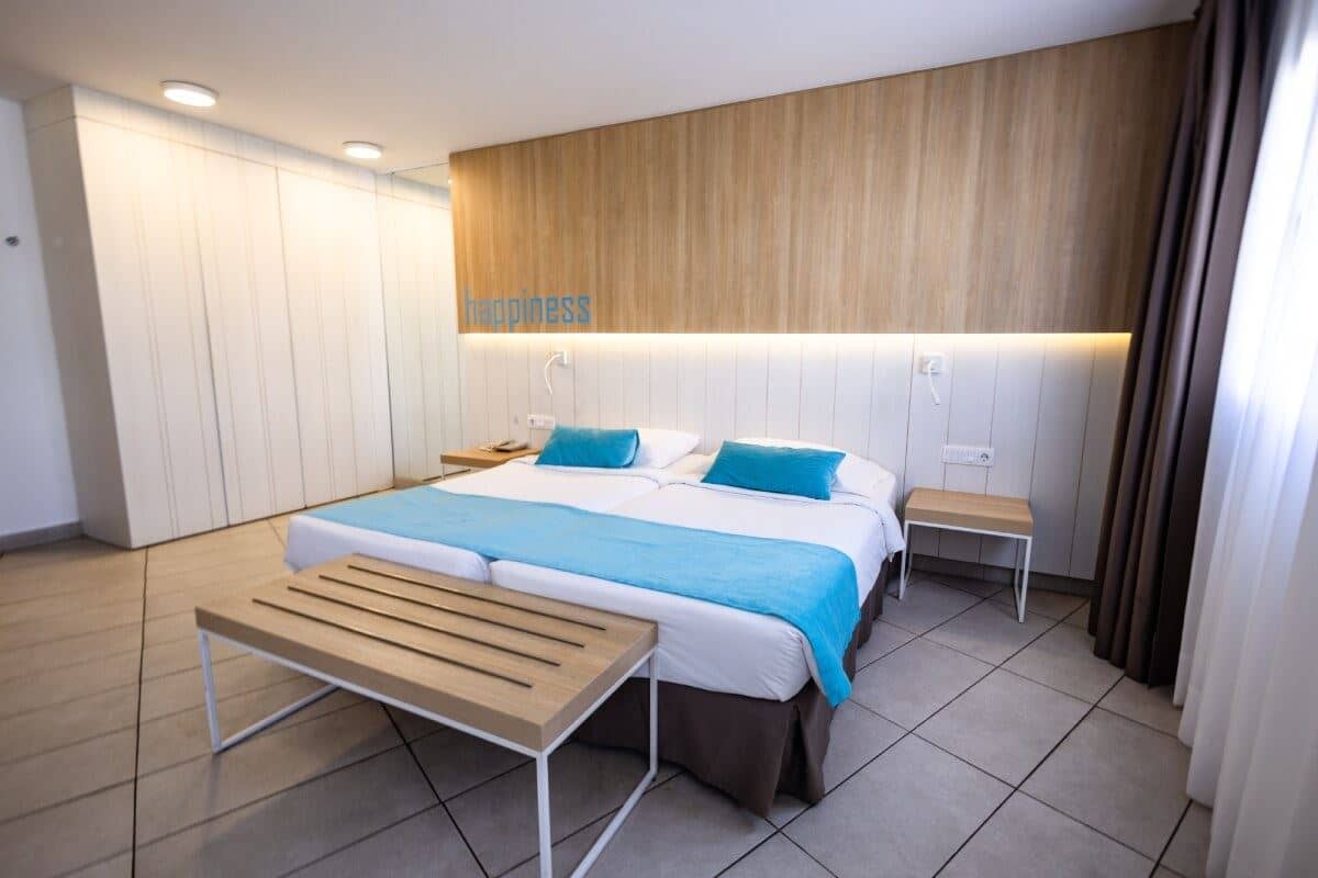 rooms-classic-double-room-with-balcony-pool-view