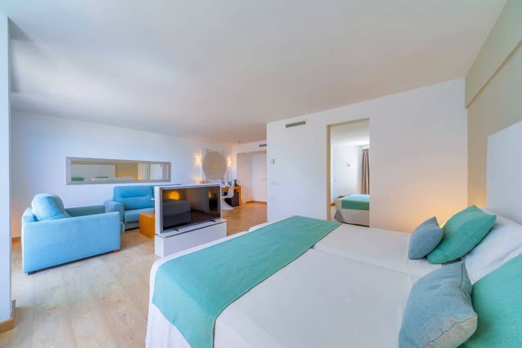 rooms-junior-suite-side-sea-view