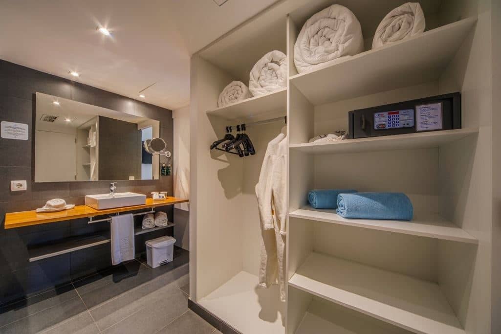 rooms-junior-suite-side-sea-view