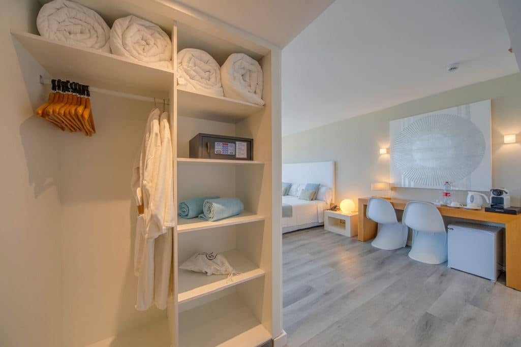 rooms-junior-suite-side-sea-view