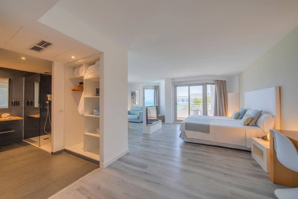 rooms-junior-suite-side-sea-view