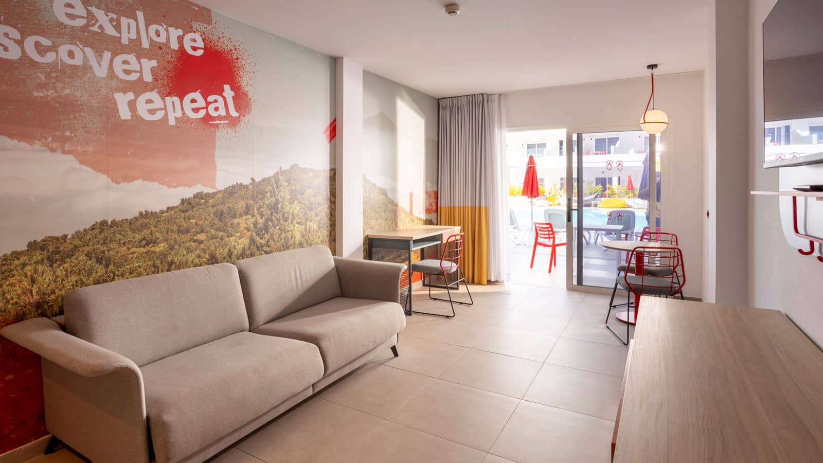 rooms-the-loop-suite-pool-view