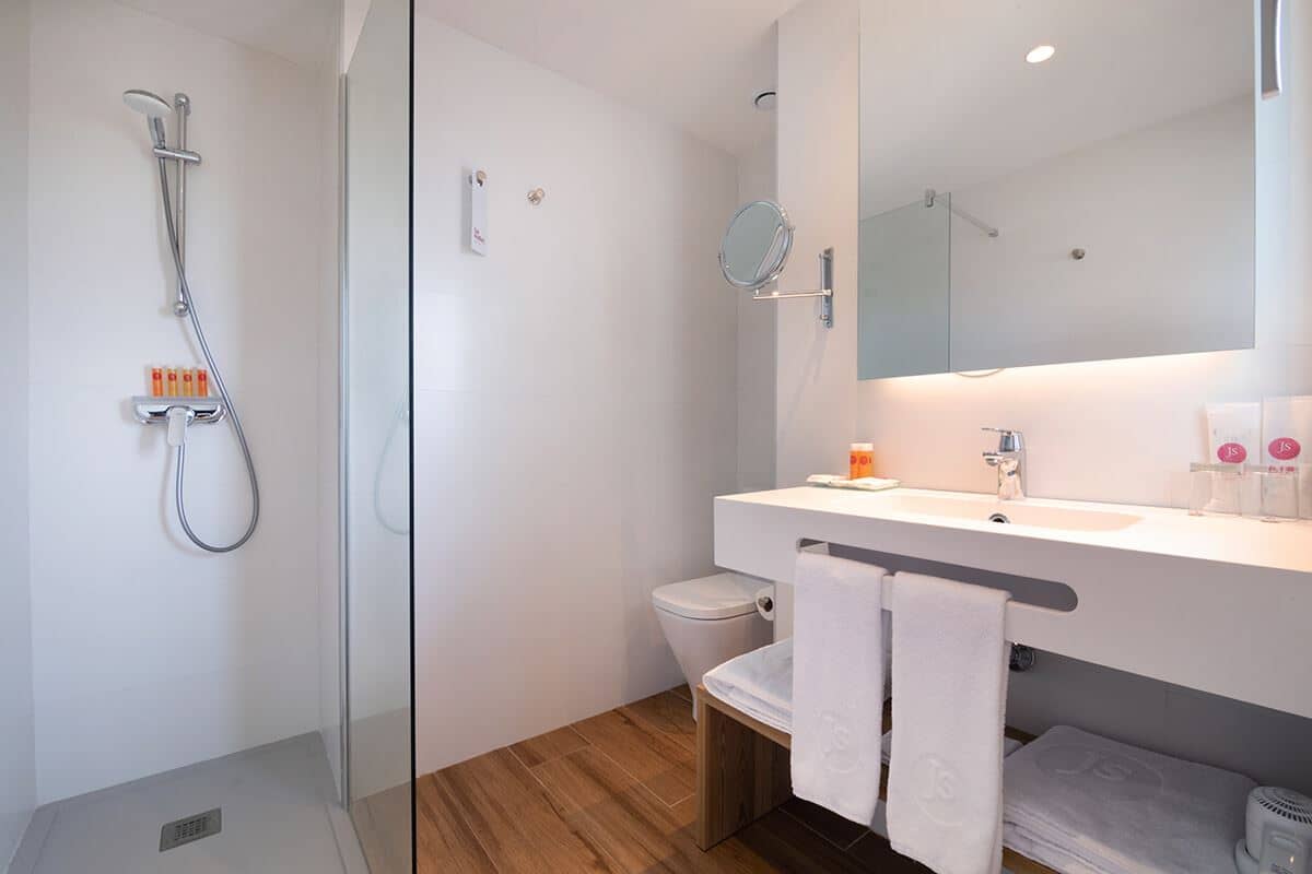 rooms-twin-room