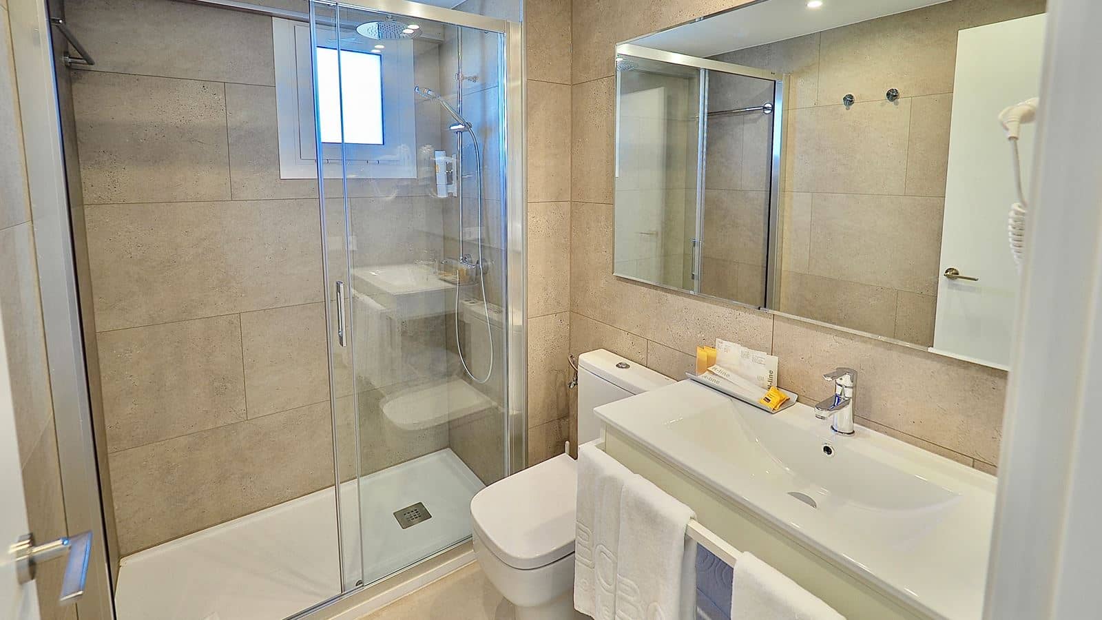 rooms-db--double-room-balcony-or-terrace