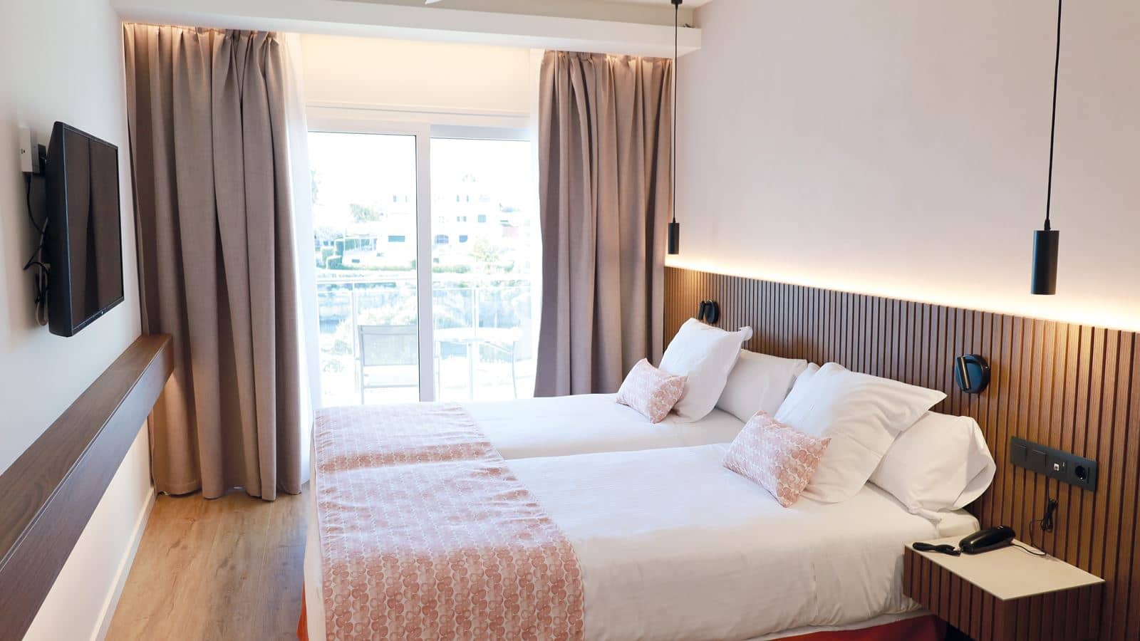 rooms-twin-standard-balcony-or-terrace