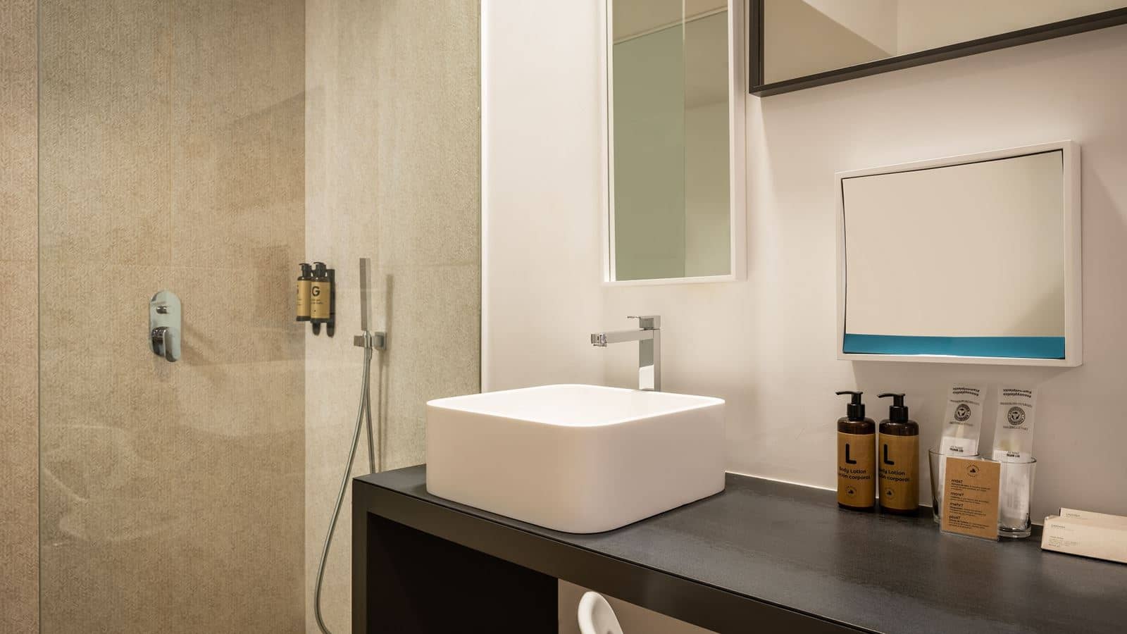 rooms-marina-chic-room