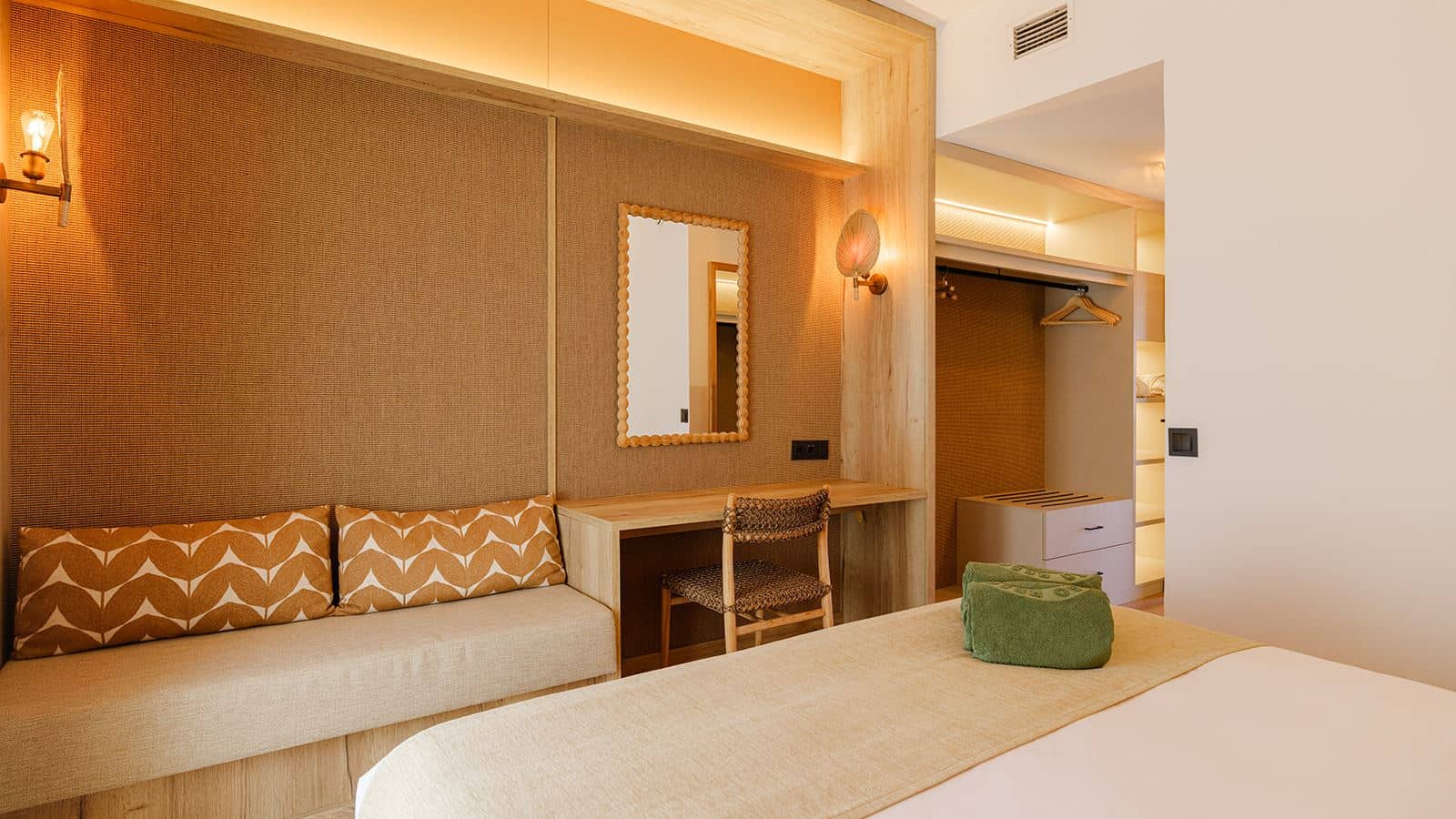 rooms-suite-poolview