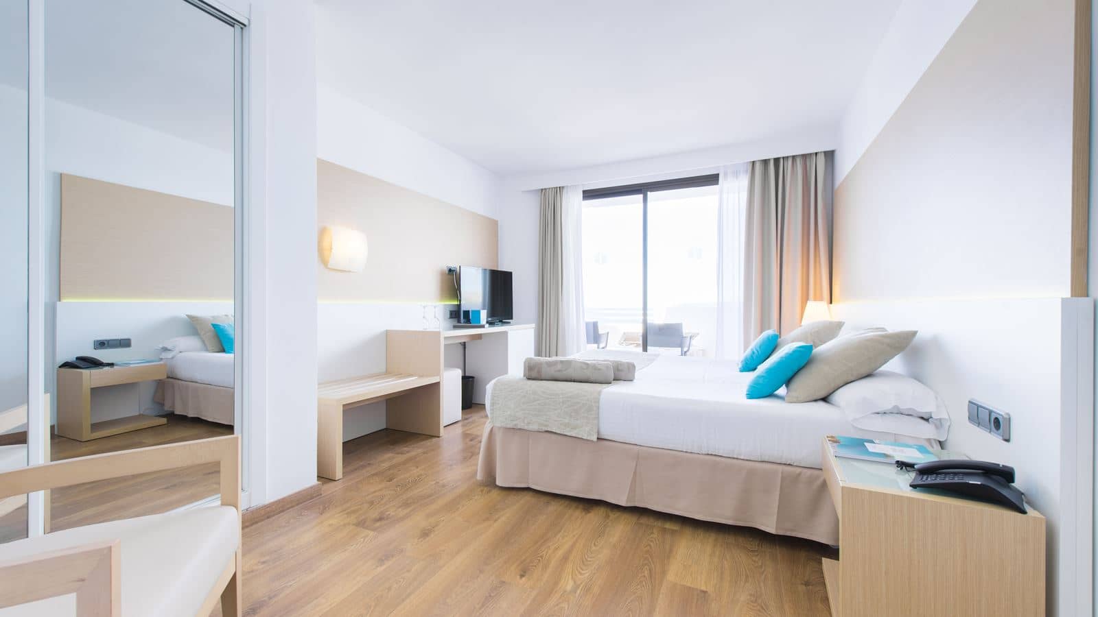 rooms-suite-sea-view-balcony-or-terrace