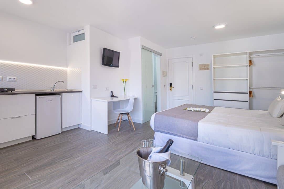 rooms-superior-studio-balcony