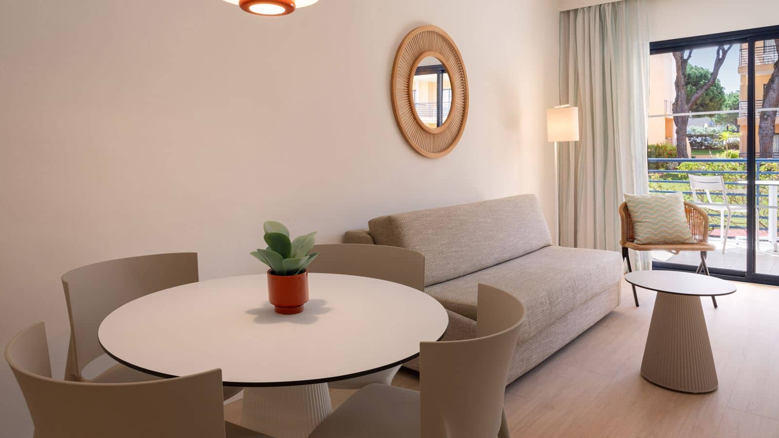 rooms-ste-suite-with-kitchen