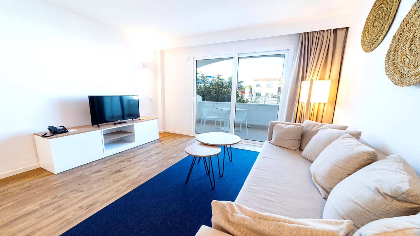 rooms-suite-lateral-sea-view-balcony-or-terrace
