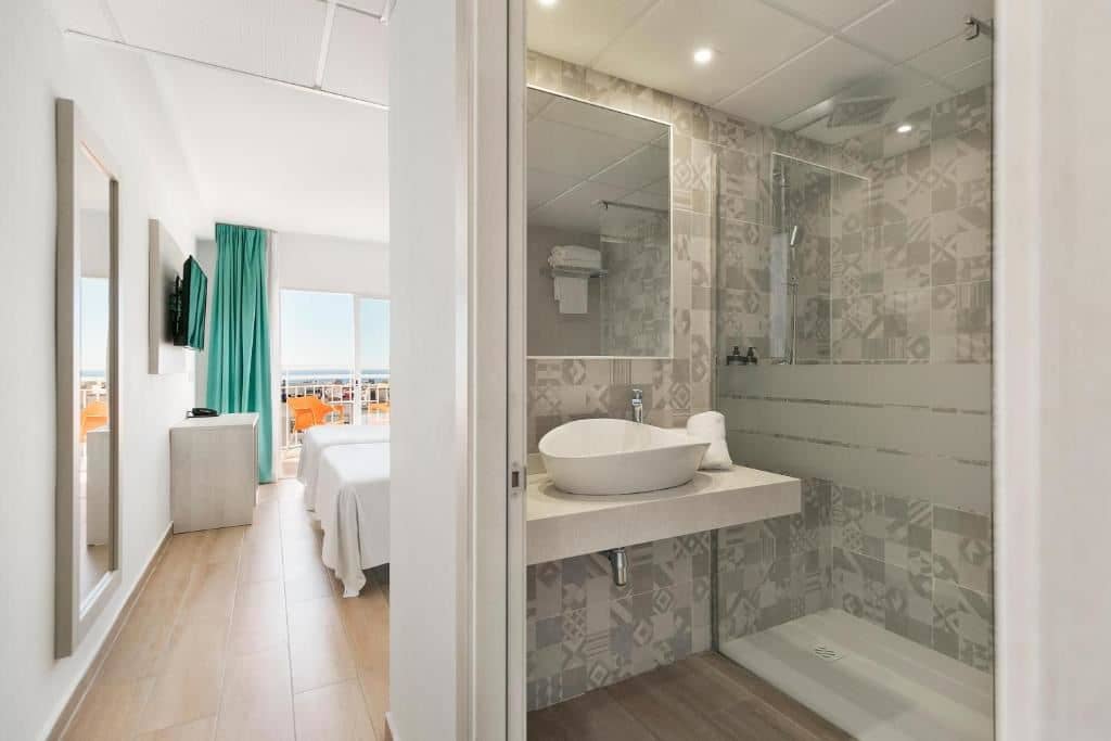 rooms-double-pool-view