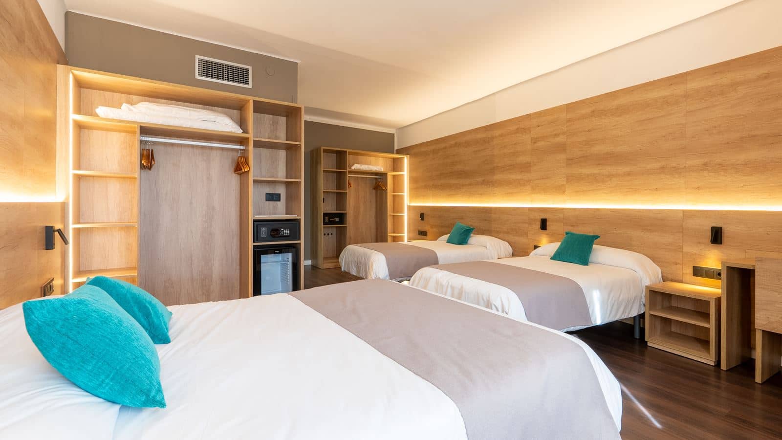 rooms-quadruple-superior-room