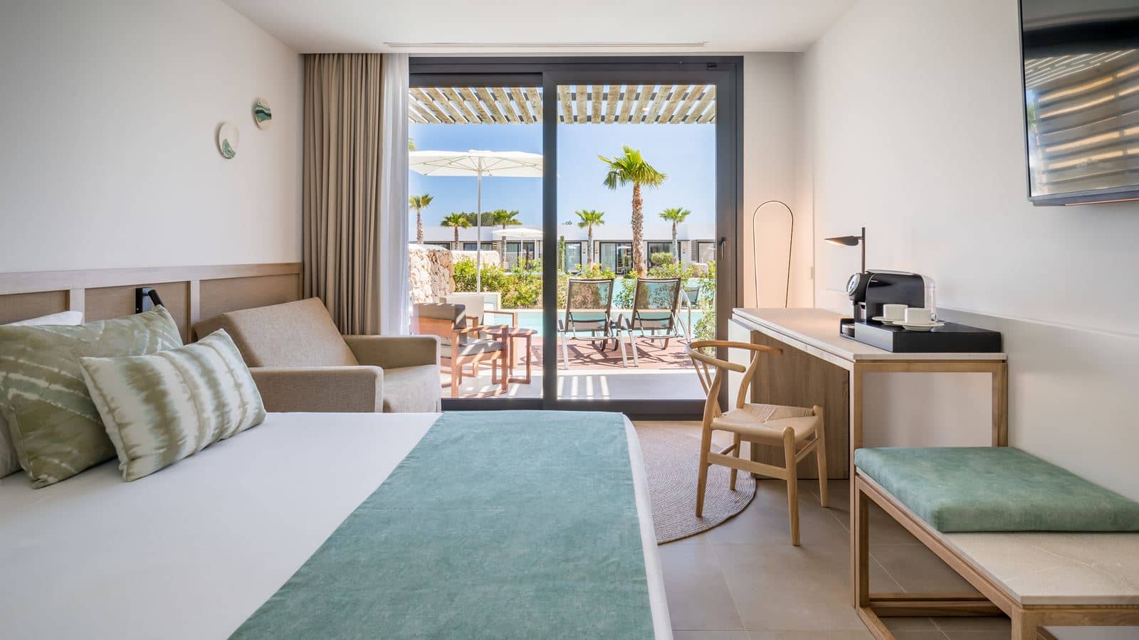 rooms-jsp--junior-suite-with-swimming-pool