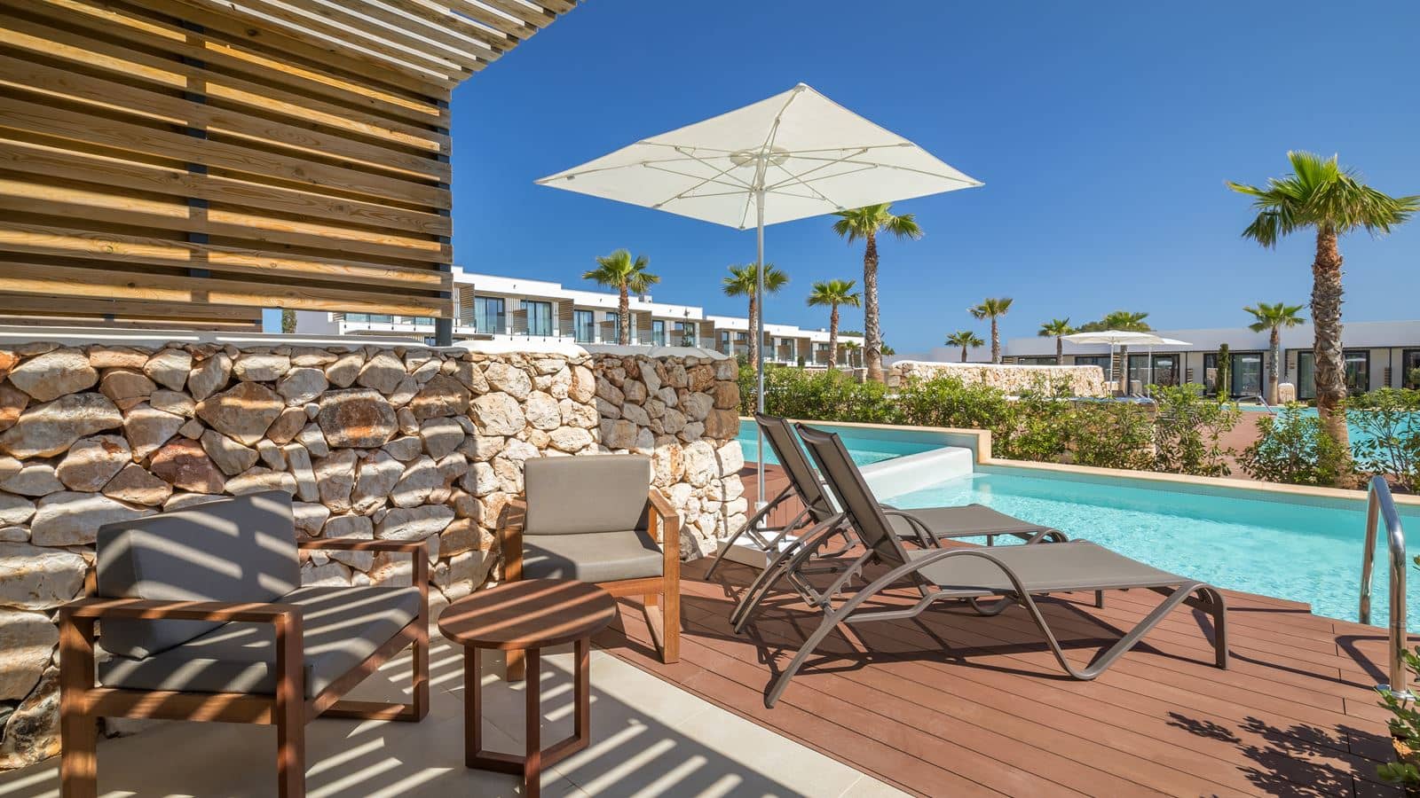 rooms-jsp--junior-suite-with-swimming-pool