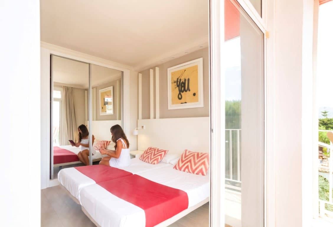 rooms-double-avantgarde-pool-view