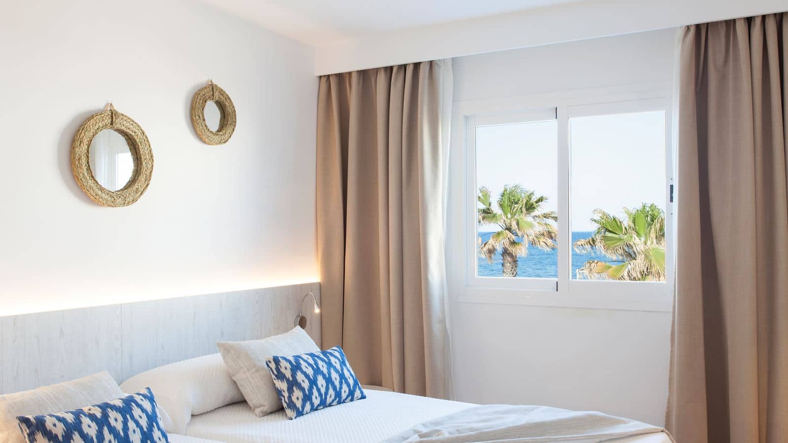 rooms-1-bedroom-apartment-front-sea-view-with-balcony