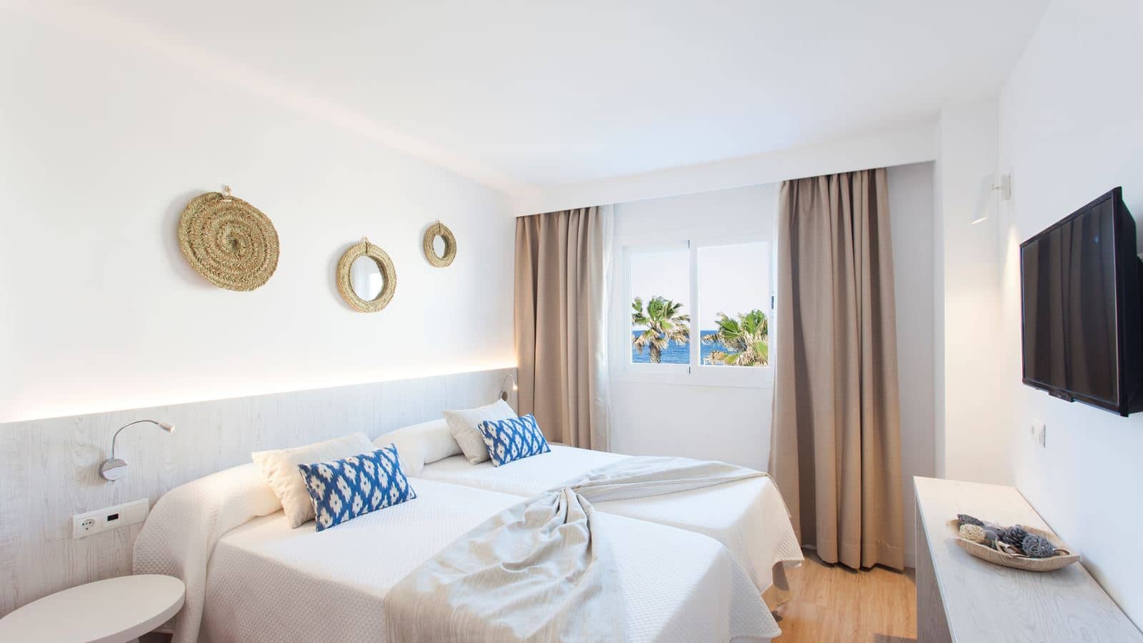 rooms-1-bedroom-apartment-lateral-sea-view-with-balcony