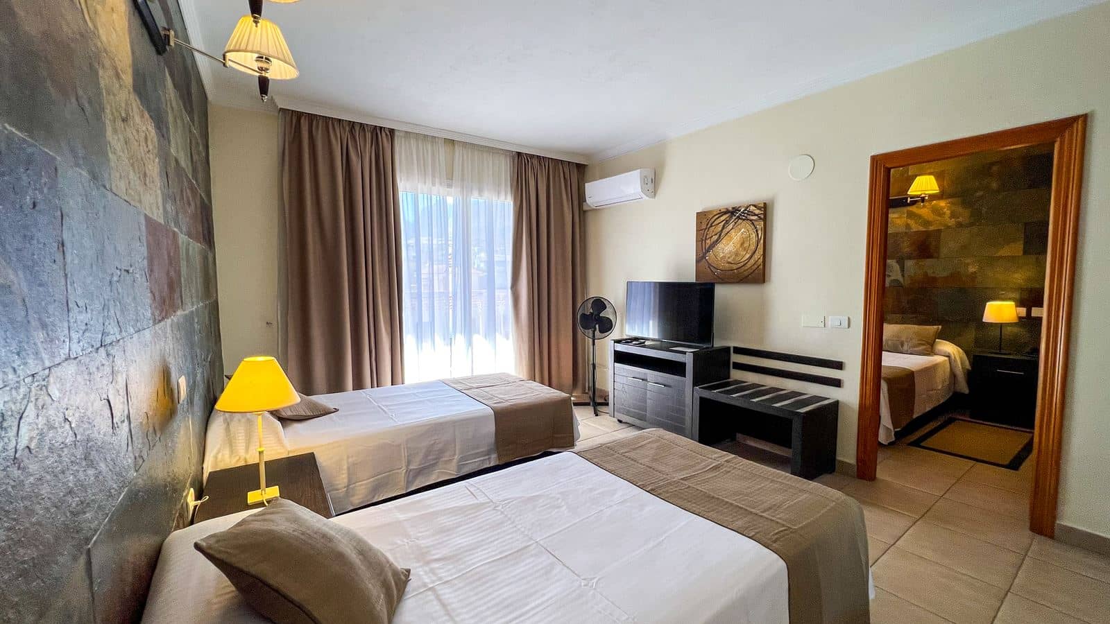 rooms-family-suite-with-balcony-or-terrace
