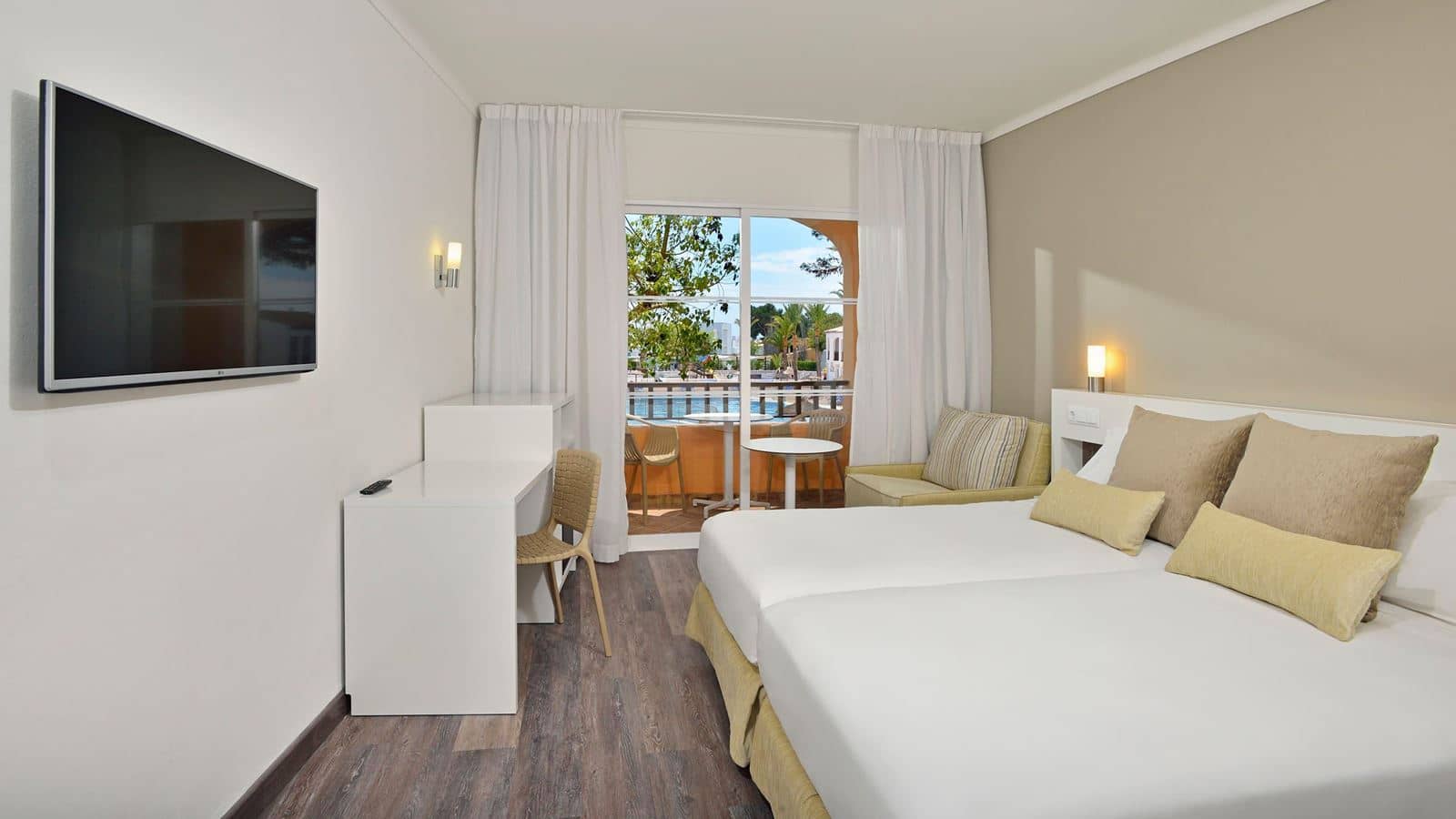 rooms-double-room-pool-view