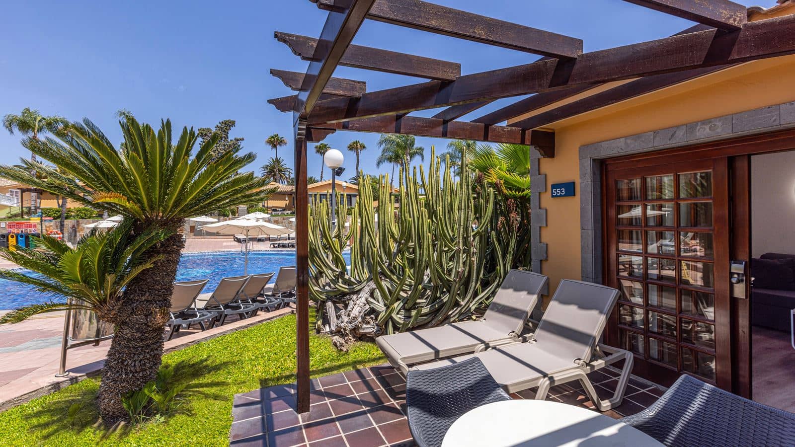 rooms-bungalow-pool-view