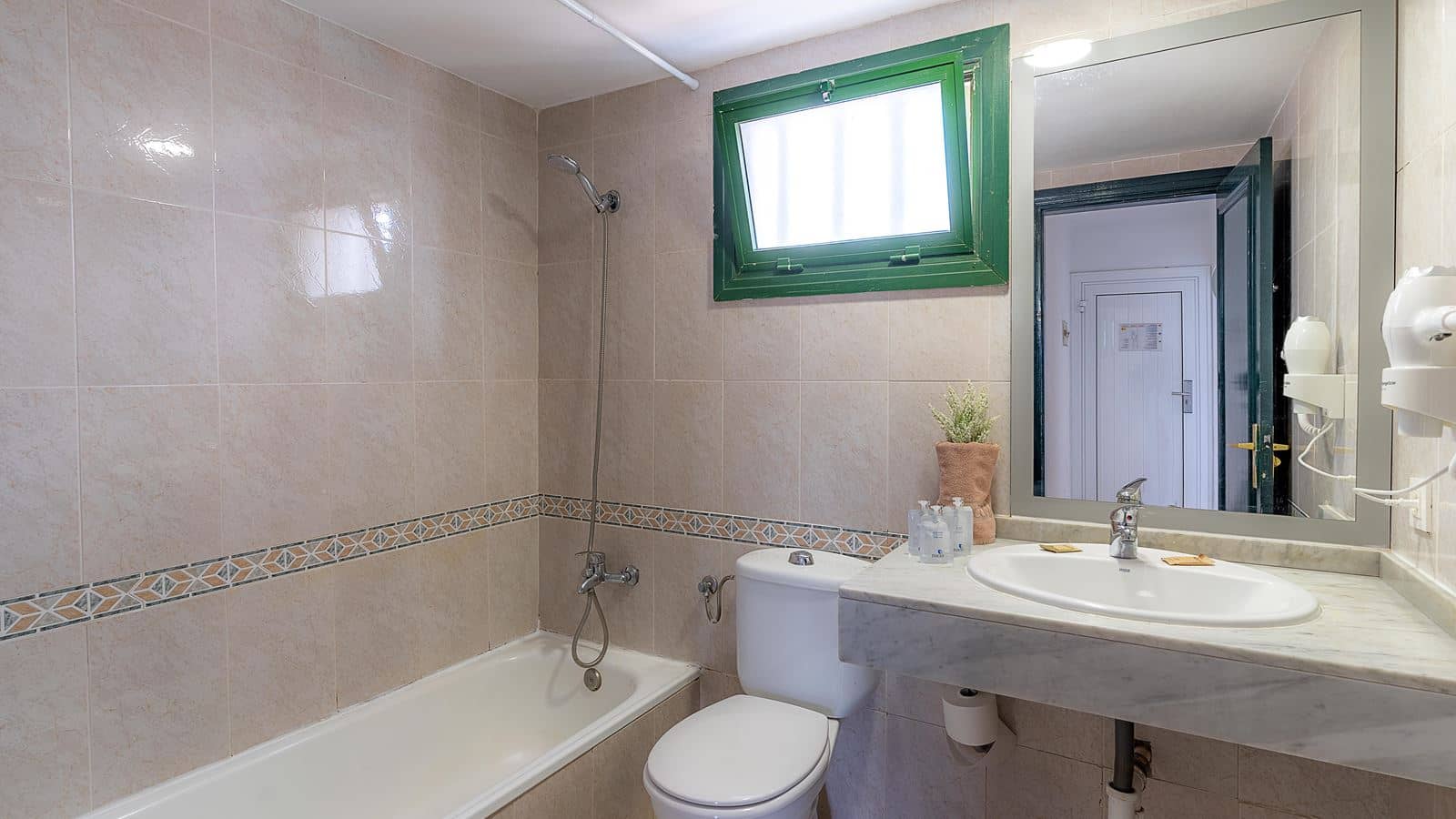 rooms-apartment-1-bedroom-balcony-or-terrace