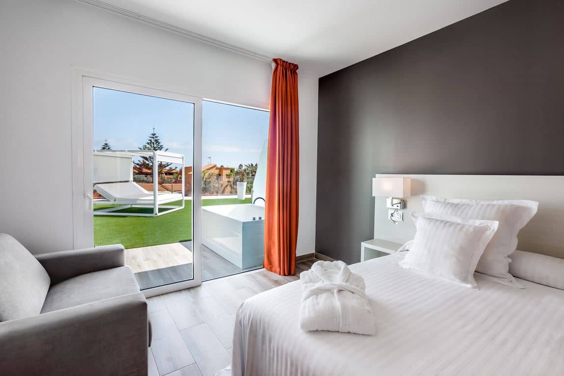 rooms-deluxe-room-jacuzzi-balcony-or-terrace