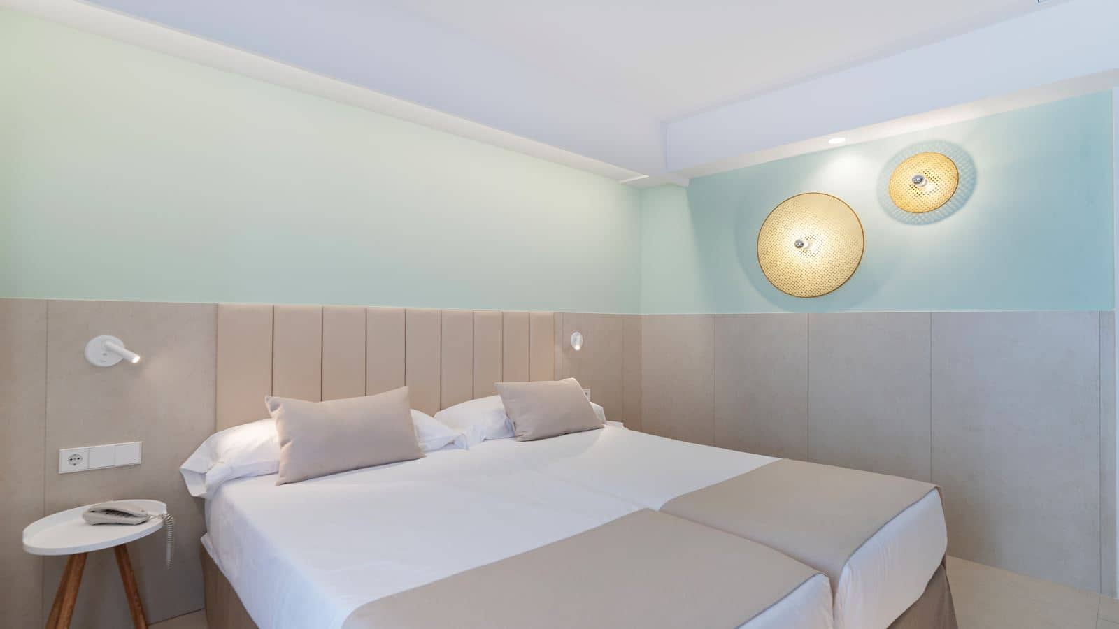 rooms-fa-family-room-balcony-or-terrace