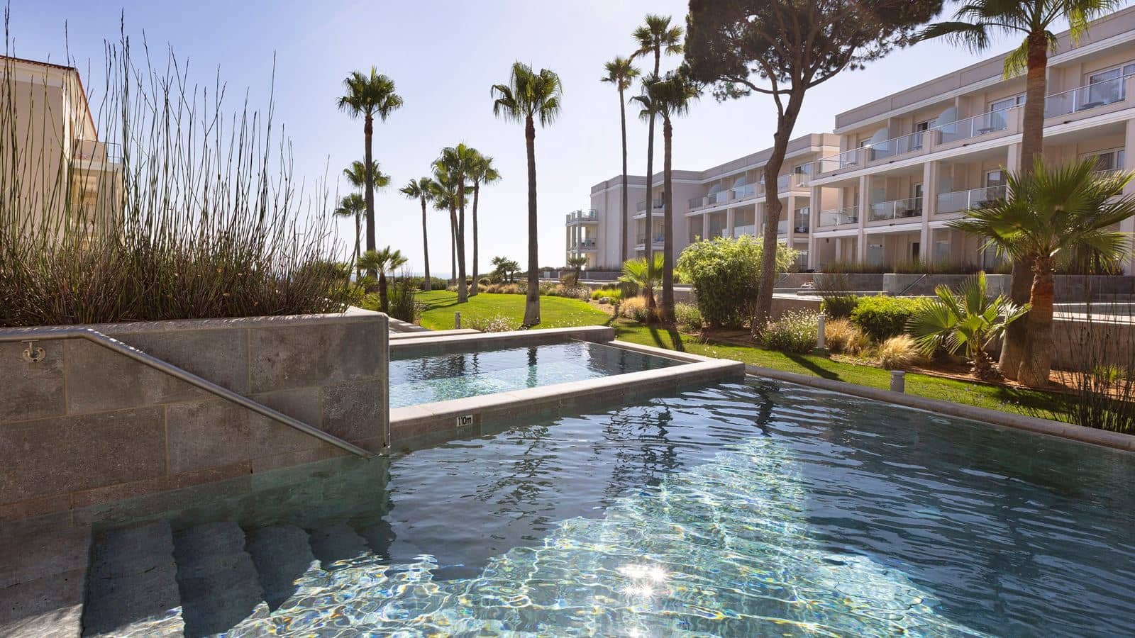 rooms-double-swim-up-lowest-floor-with-pool