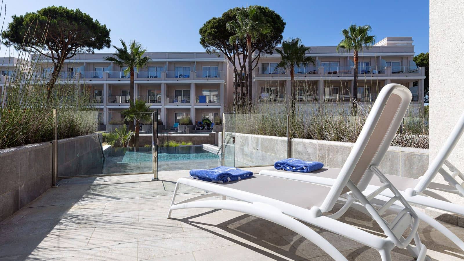 rooms-double-swim-up-lowest-floor-with-pool