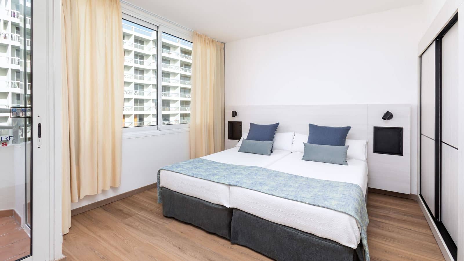 rooms-family-room-2-bedrooms-balcony-or-terrace