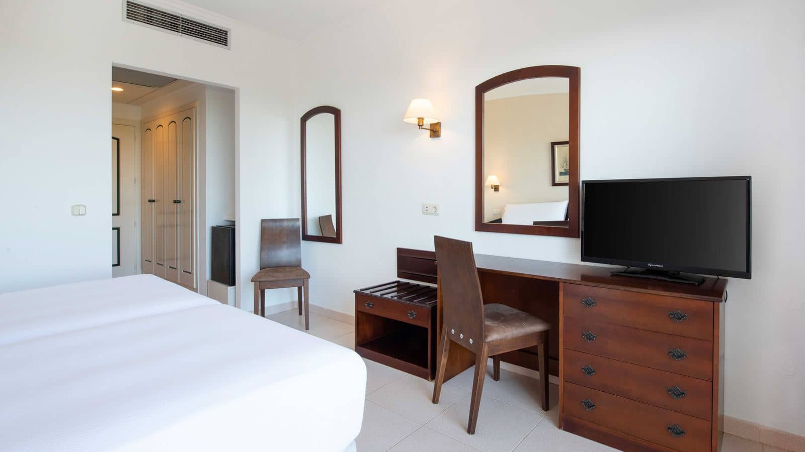 rooms-db--twin-room-with-bath-balcony-or-terrace