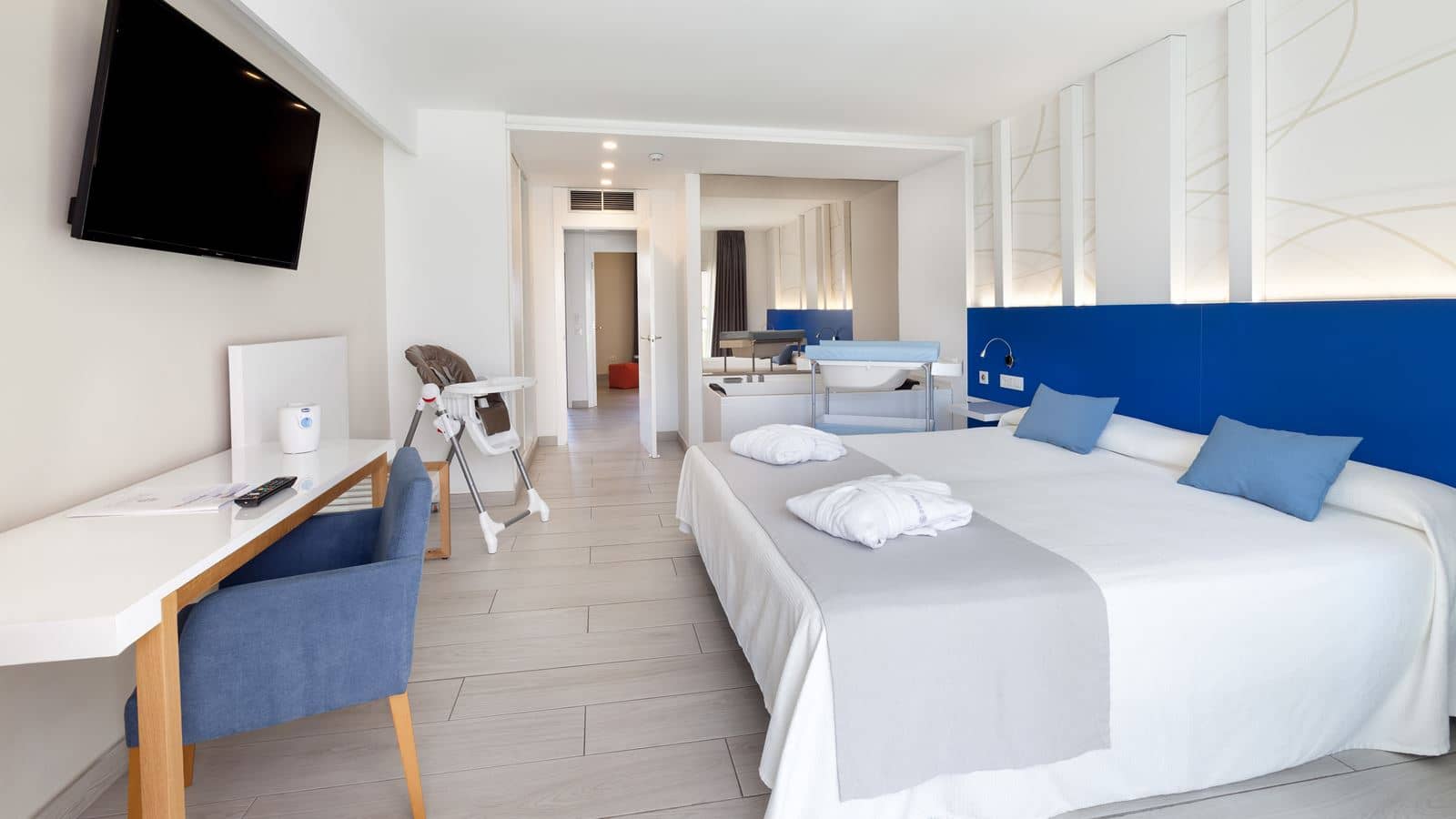 rooms-family-suite-with-balcony-or-terrace