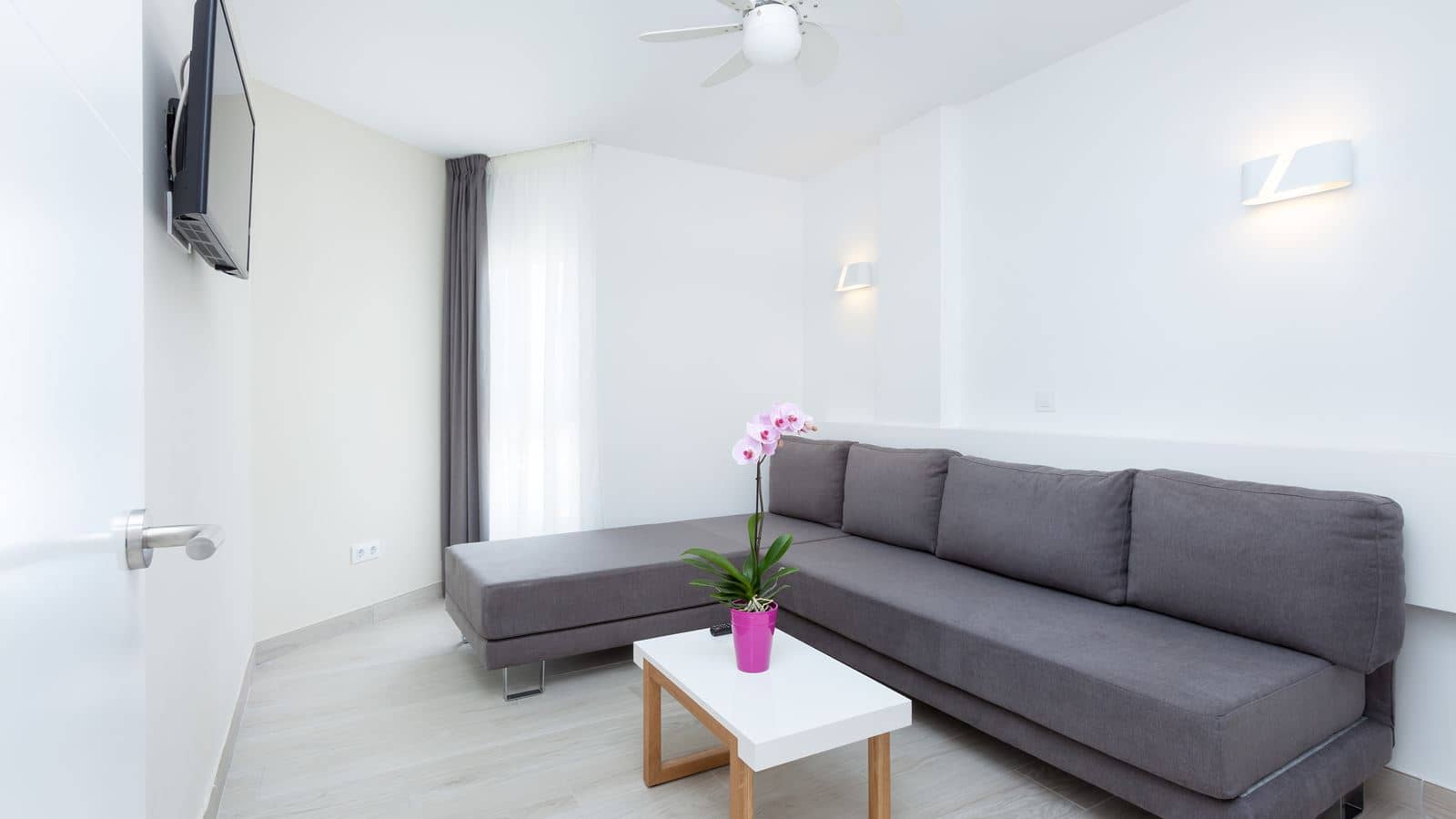 rooms-suite-pool-view-with-balcony-or-terrace