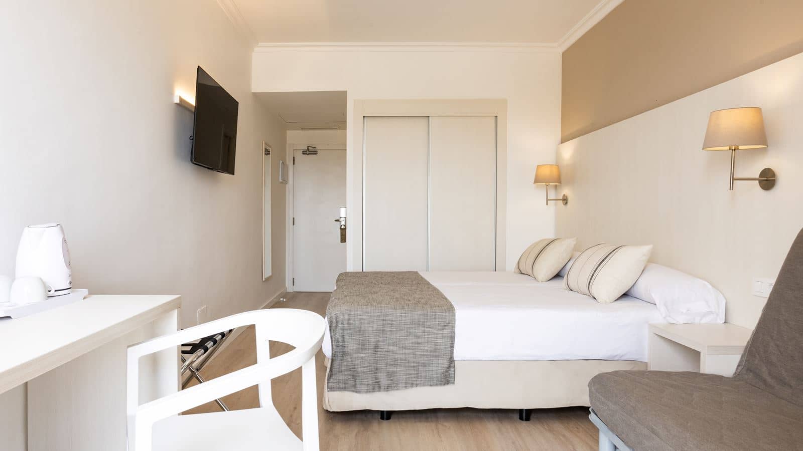 rooms-twin-balcony
