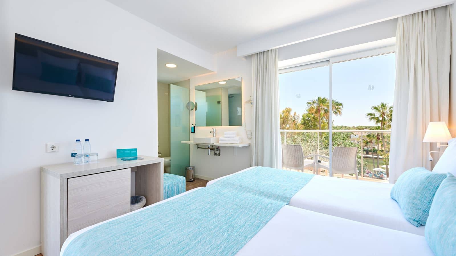 rooms-family-balcony-or-terrace