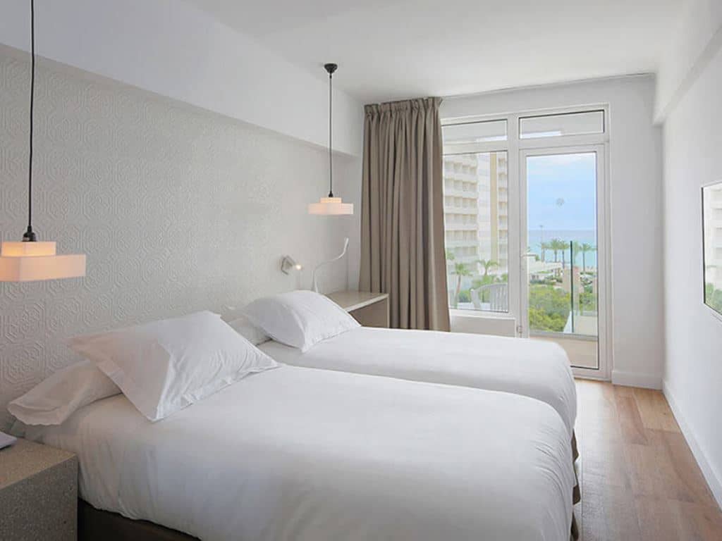 rooms-double-premium-partial-sea-view--with-balcony