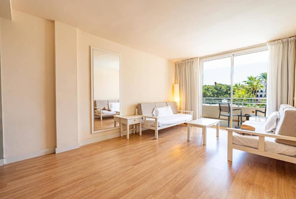 rooms-junior-suite-pool-view