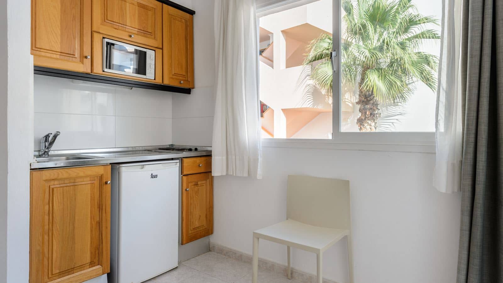 rooms-apartment-1-bedroom-balcony-or-terrace