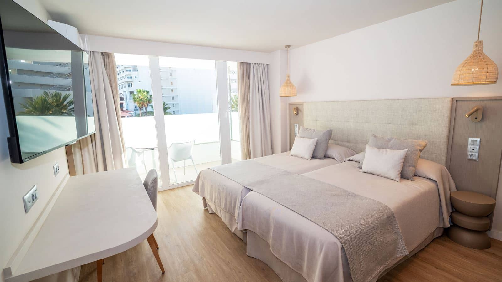 rooms-apartment-with-balcony-or-terrace