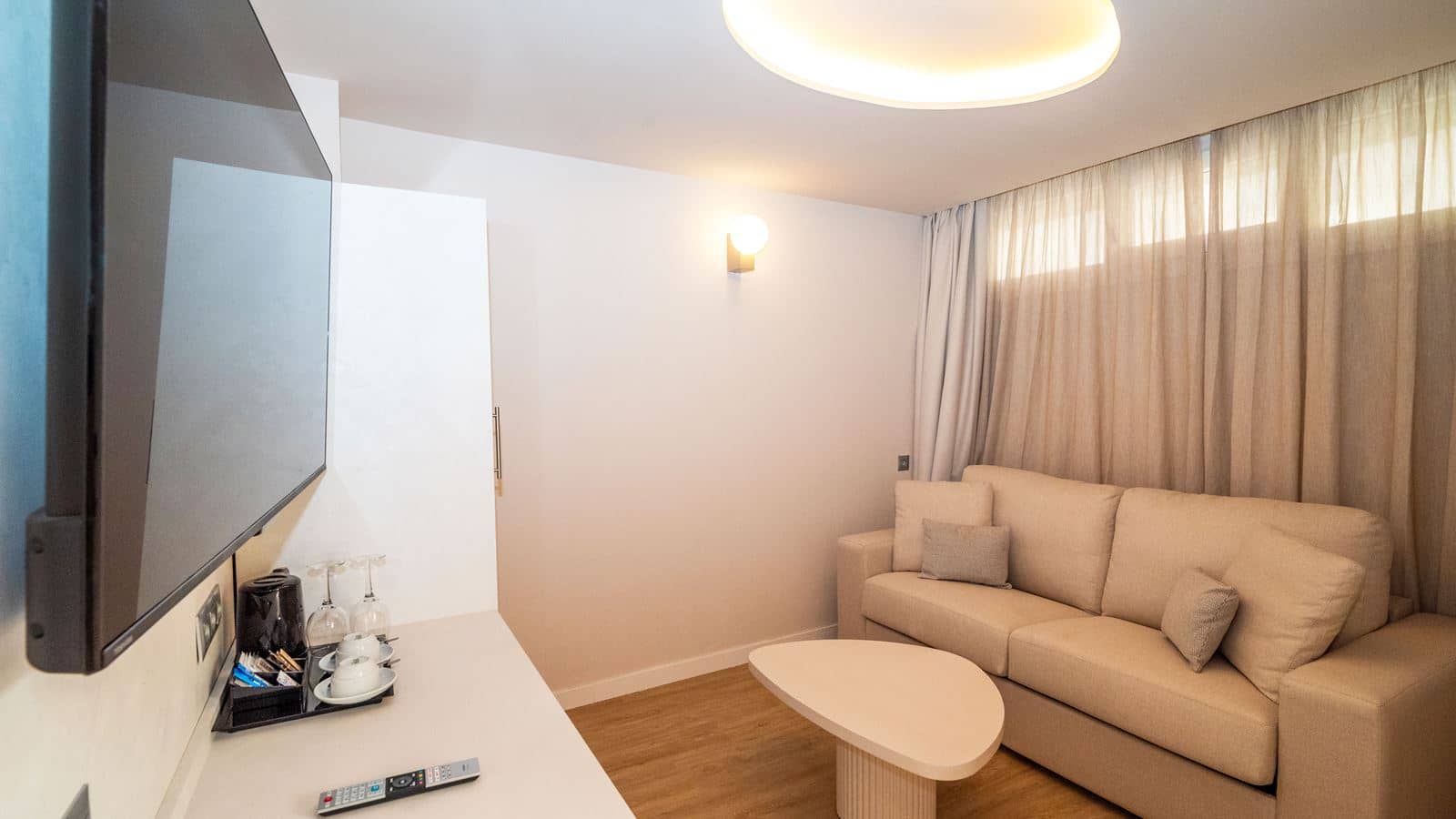 rooms-apartment-with-balcony-or-terrace